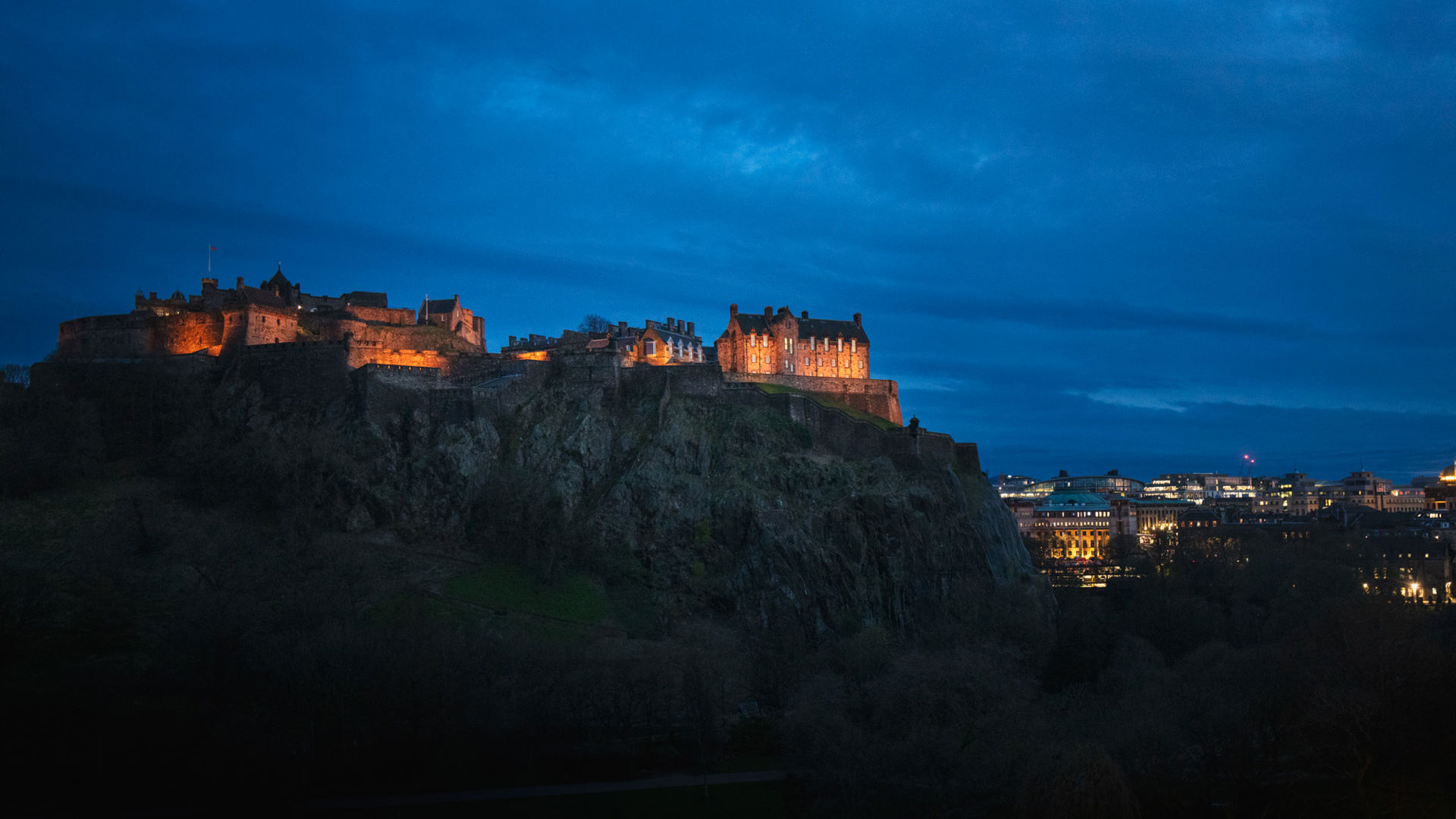 https://prod-media.redcarnationhotels.com/media/0h2el4je/100-princes-street-edinburgh-castle-view-1.jpg?width=1920&height=1080&format=jpg&quality=80&rxy=0.5789473684210527,0.769000806604758&v=1da8c14f95961b0