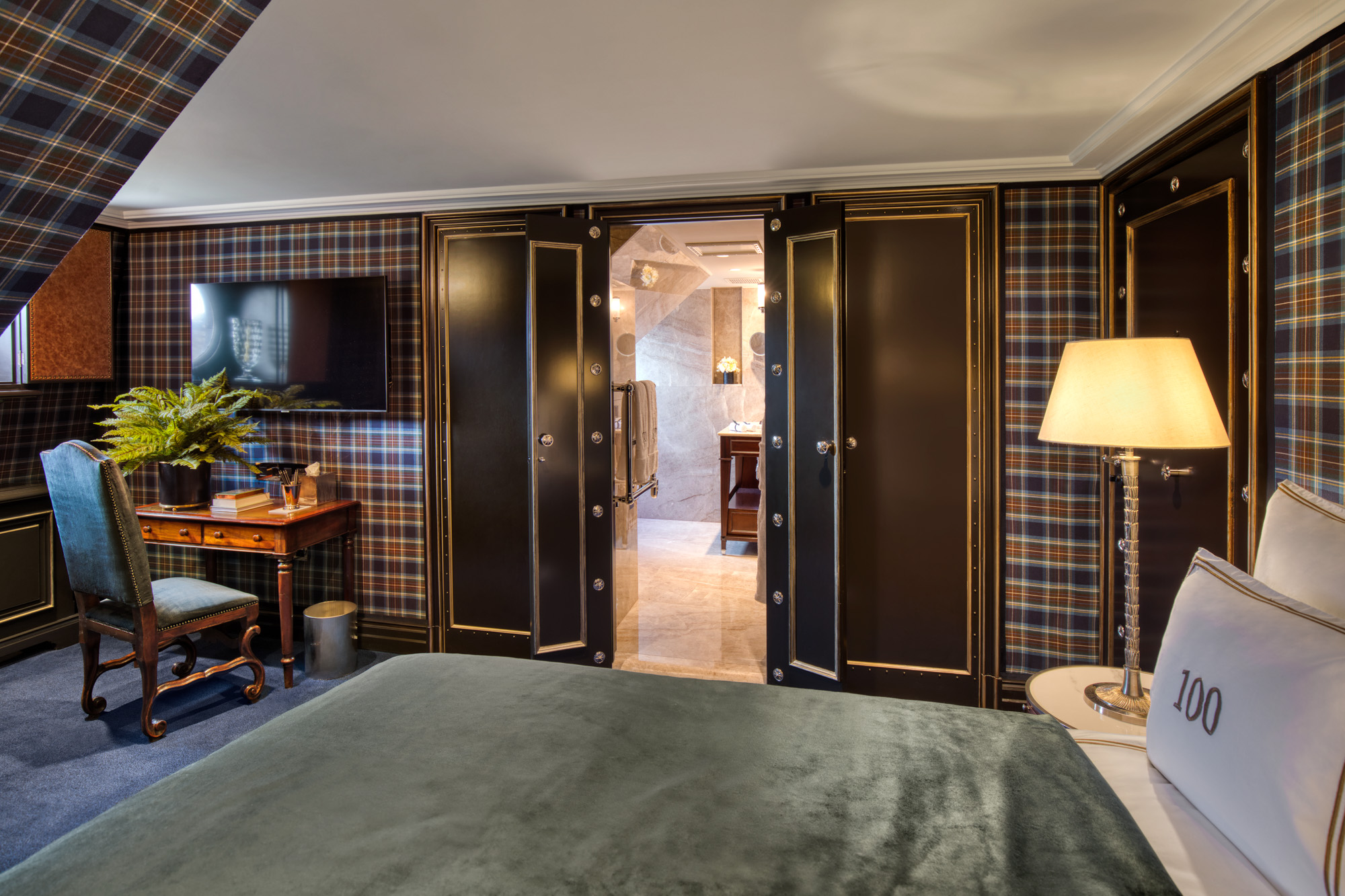 100 Princes Street Executive Double Castle View Room 501