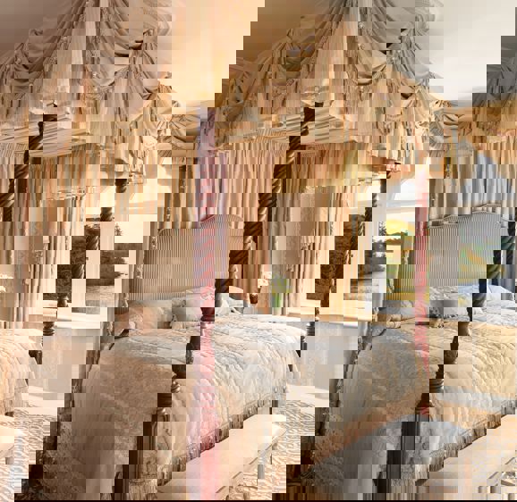 Four-poster bed in Junior Stateroom Four-poster bed in Junior Stateroom