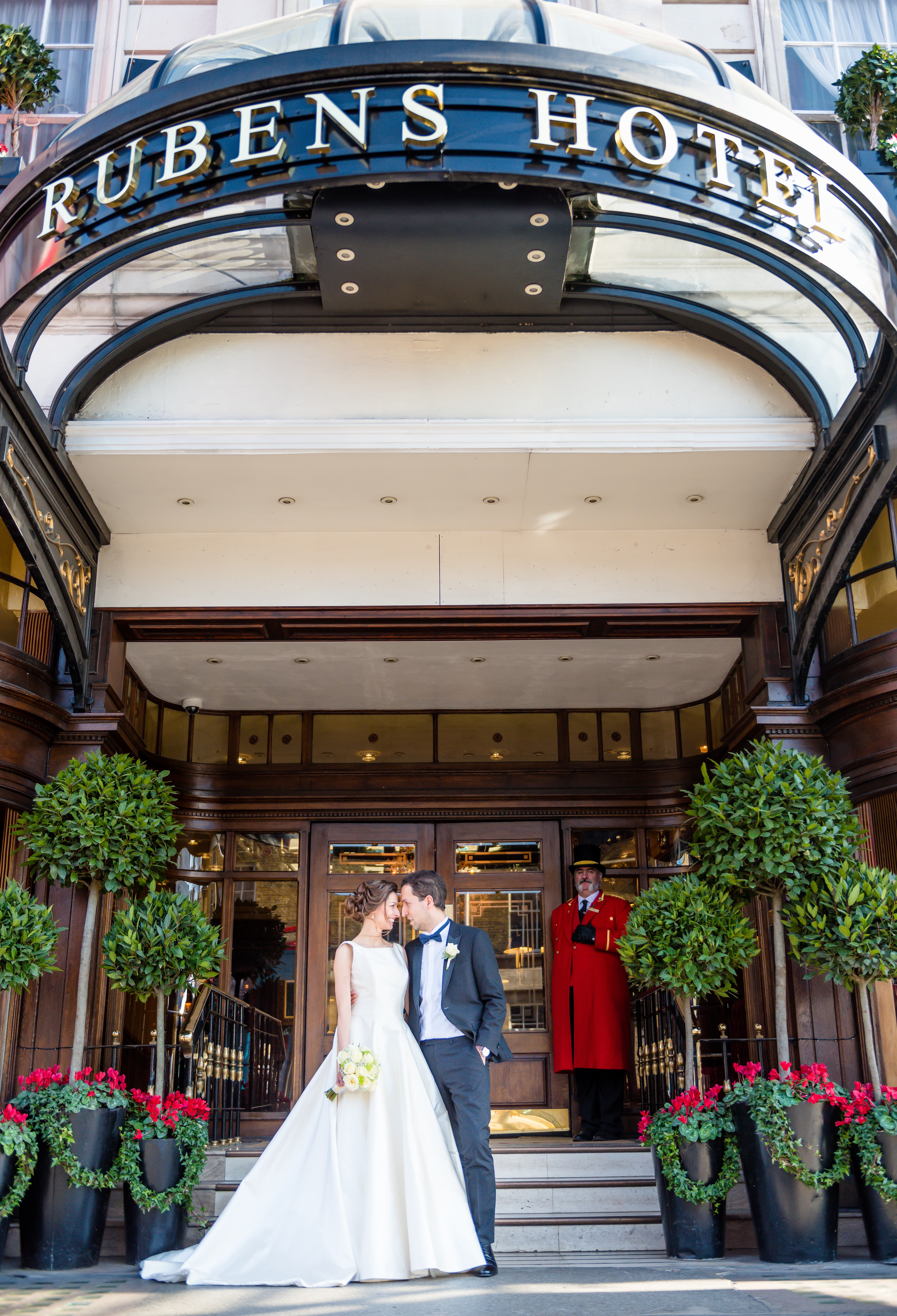 Couples wedding photo in front of the Rubens 