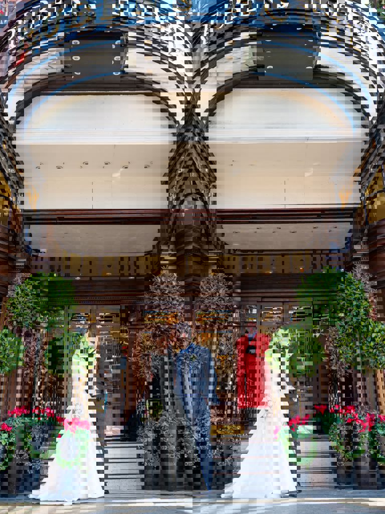 Couples wedding photo in front of the Rubens Couples wedding photo in front of the Rubens
