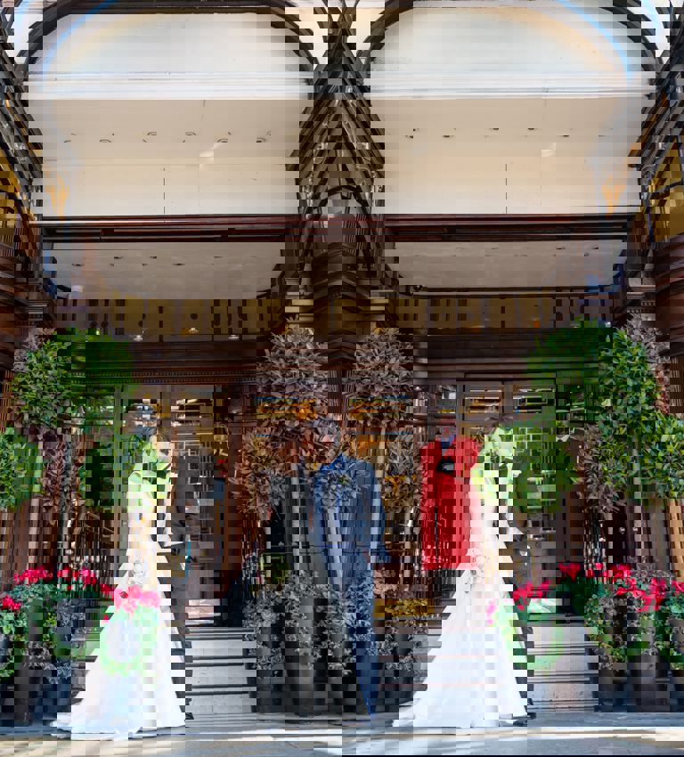 Couples wedding photo in front of the Rubens Couples wedding photo in front of the Rubens