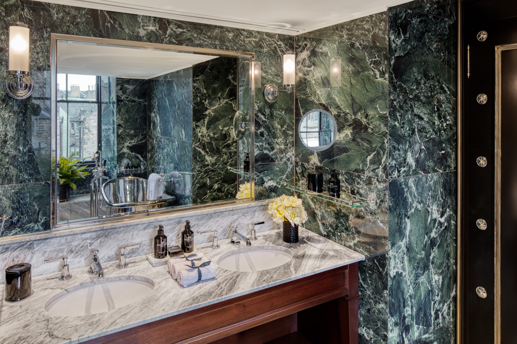 100 Princes Street Executive King Old Town View Room 401 Bathroom