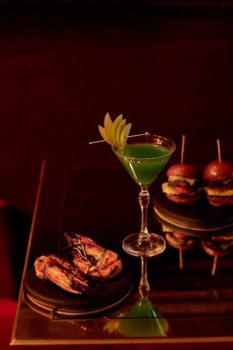 A cocktail and some bar snacks at The New York Bar