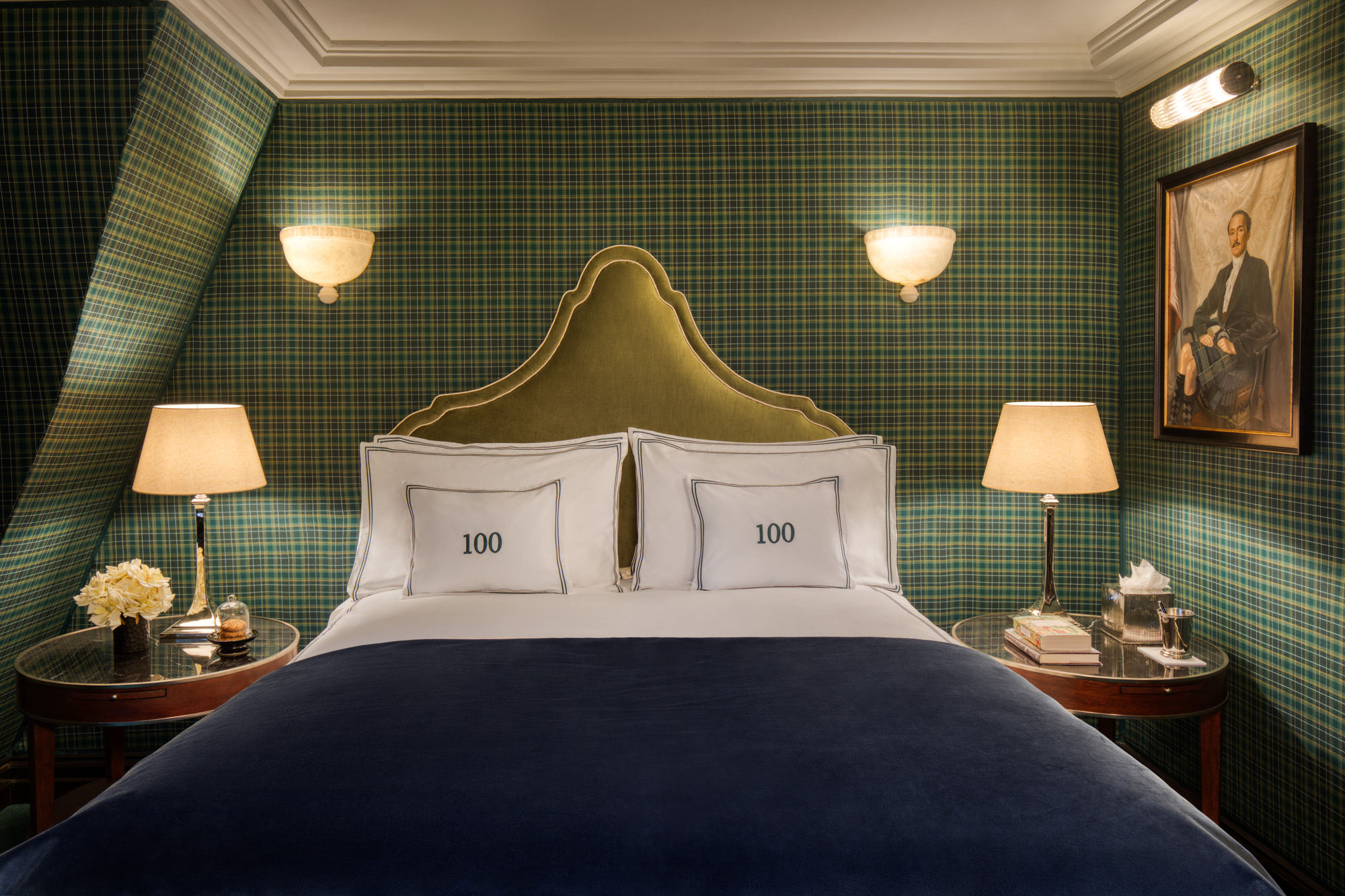 100 Princes Street Executive King Castle View Room 405