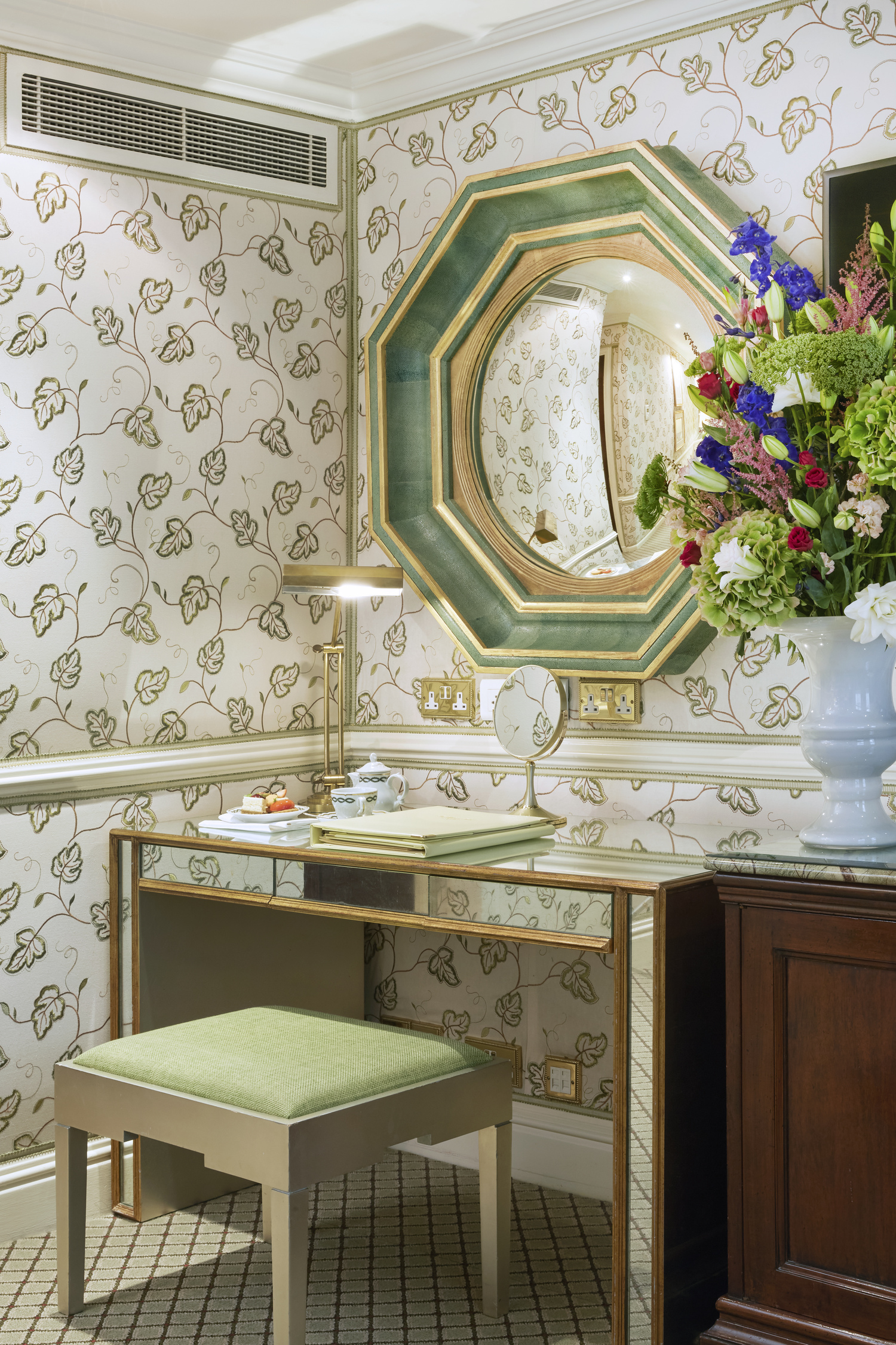 Deluxe King Room Desk