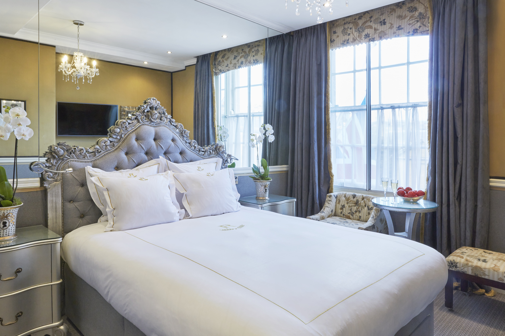 Bed in the Rubens Royal Mews View Double Room