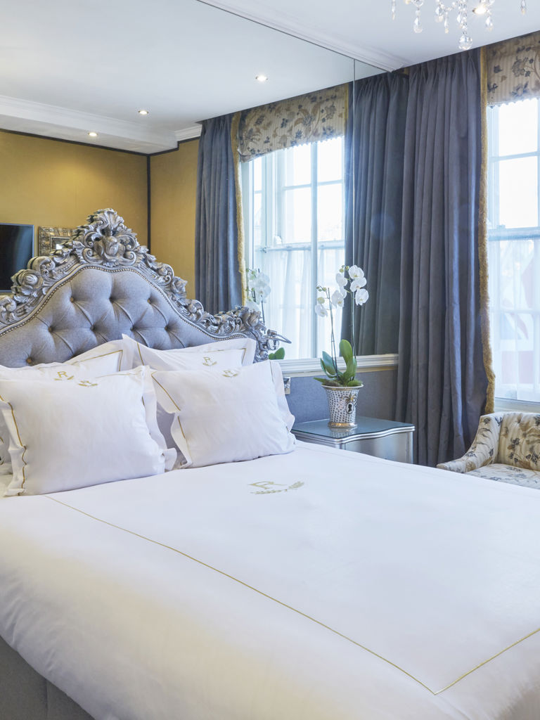 Bed in the Rubens Royal Mews View Double Room Bed in the Rubens Royal Mews View Double Room