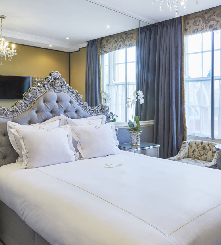 Bed in the Rubens Royal Mews View Double Room Bed in the Rubens Royal Mews View Double Room