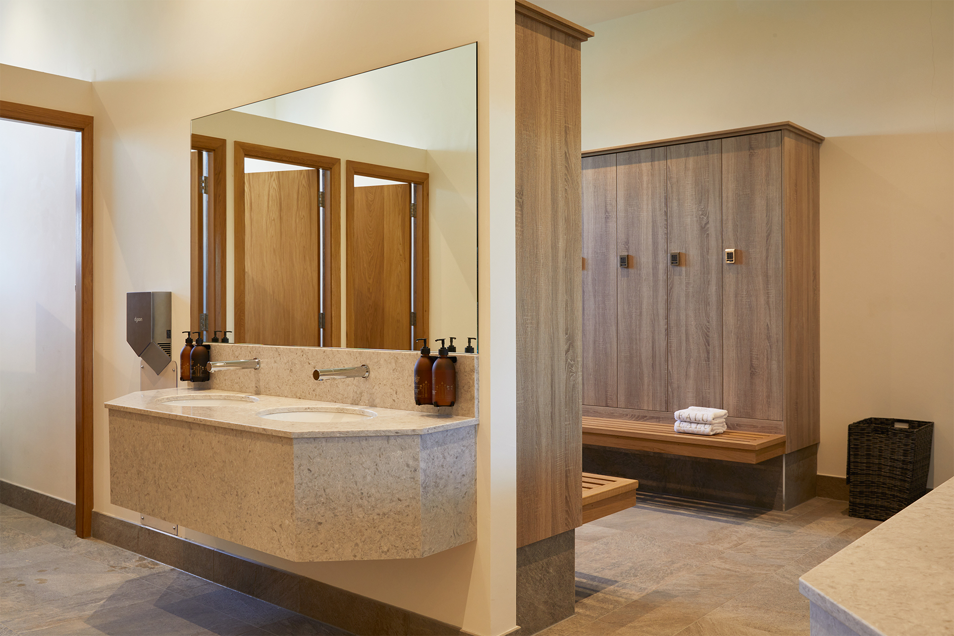 Éalú changing rooms