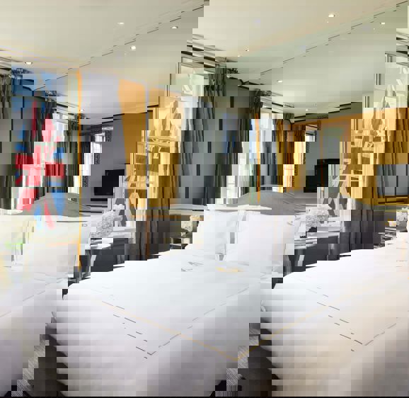 Bed in the Rubens Royal Mews View Double Room Bed in the Rubens Royal Mews View Double Room