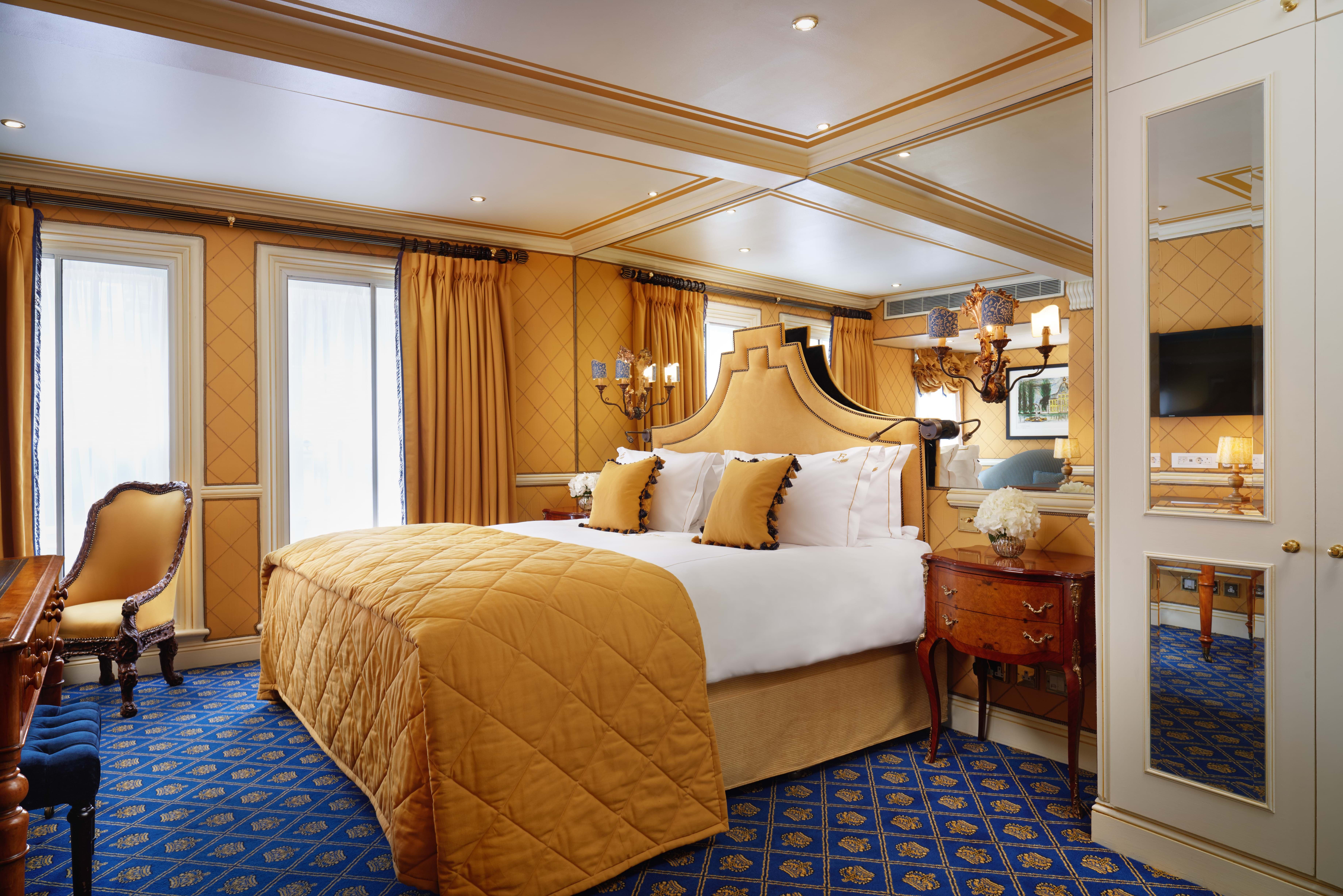 bed in Executive King Room at the Rubens