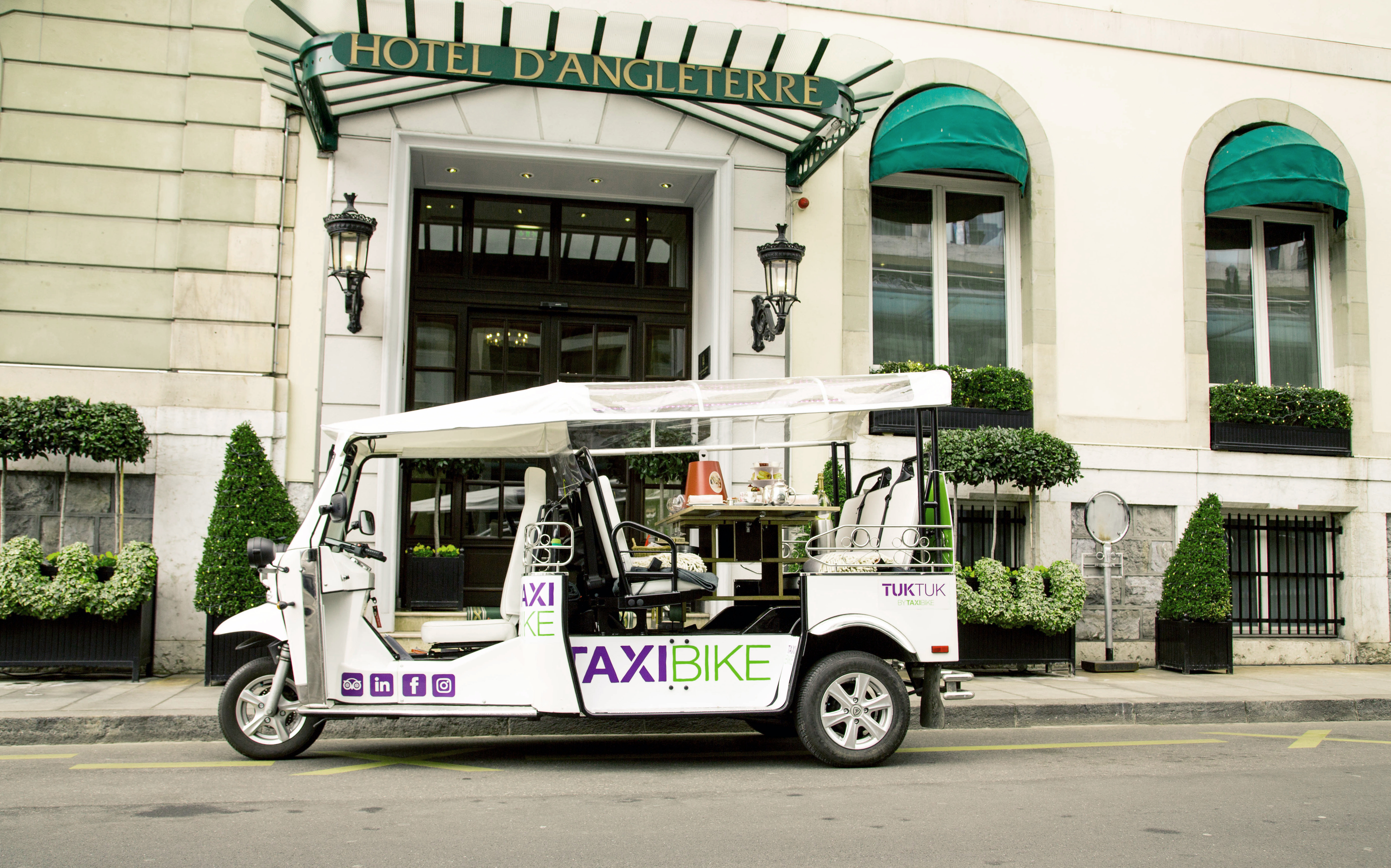 Tuk tuk outside hotel