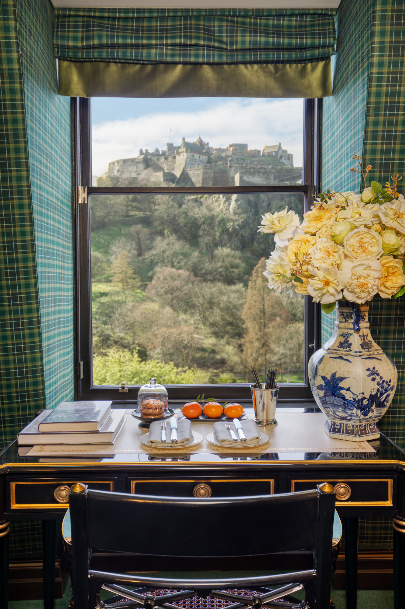 100 Princes Street Executive King Castle View Room 405