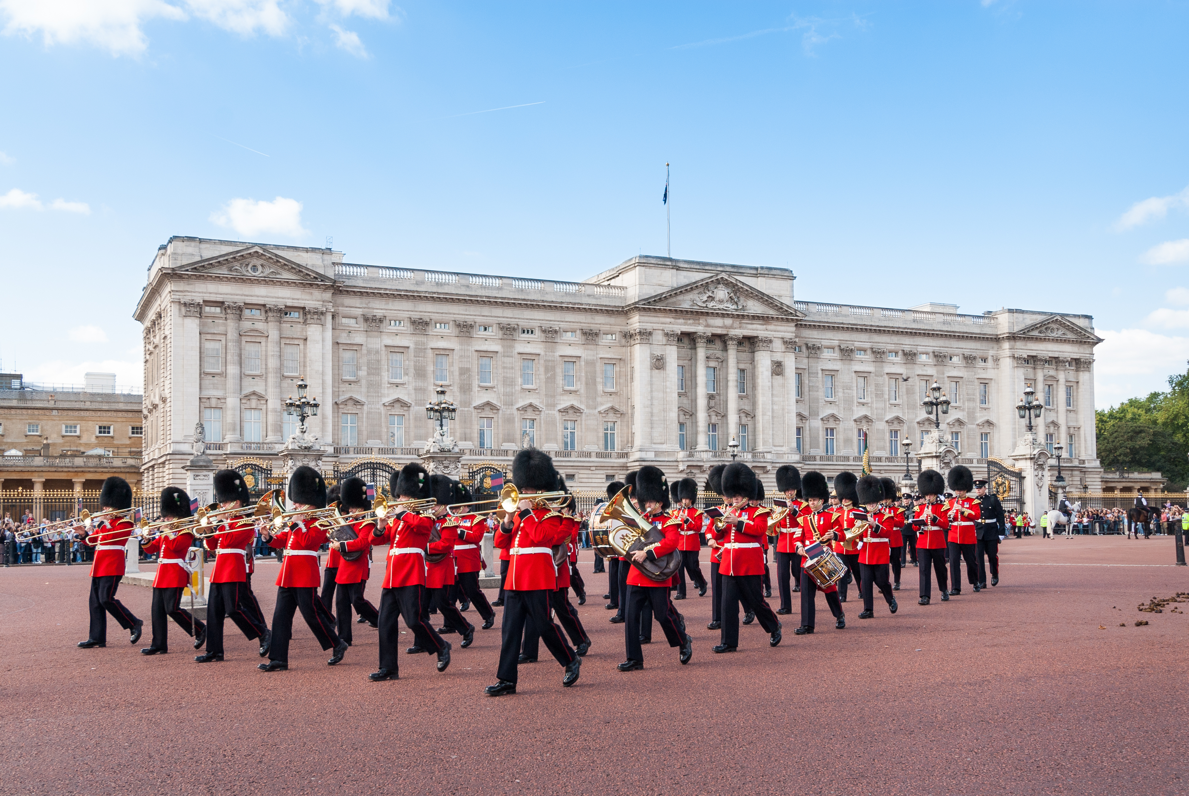 Photo of Buckingham Palace and palace guards