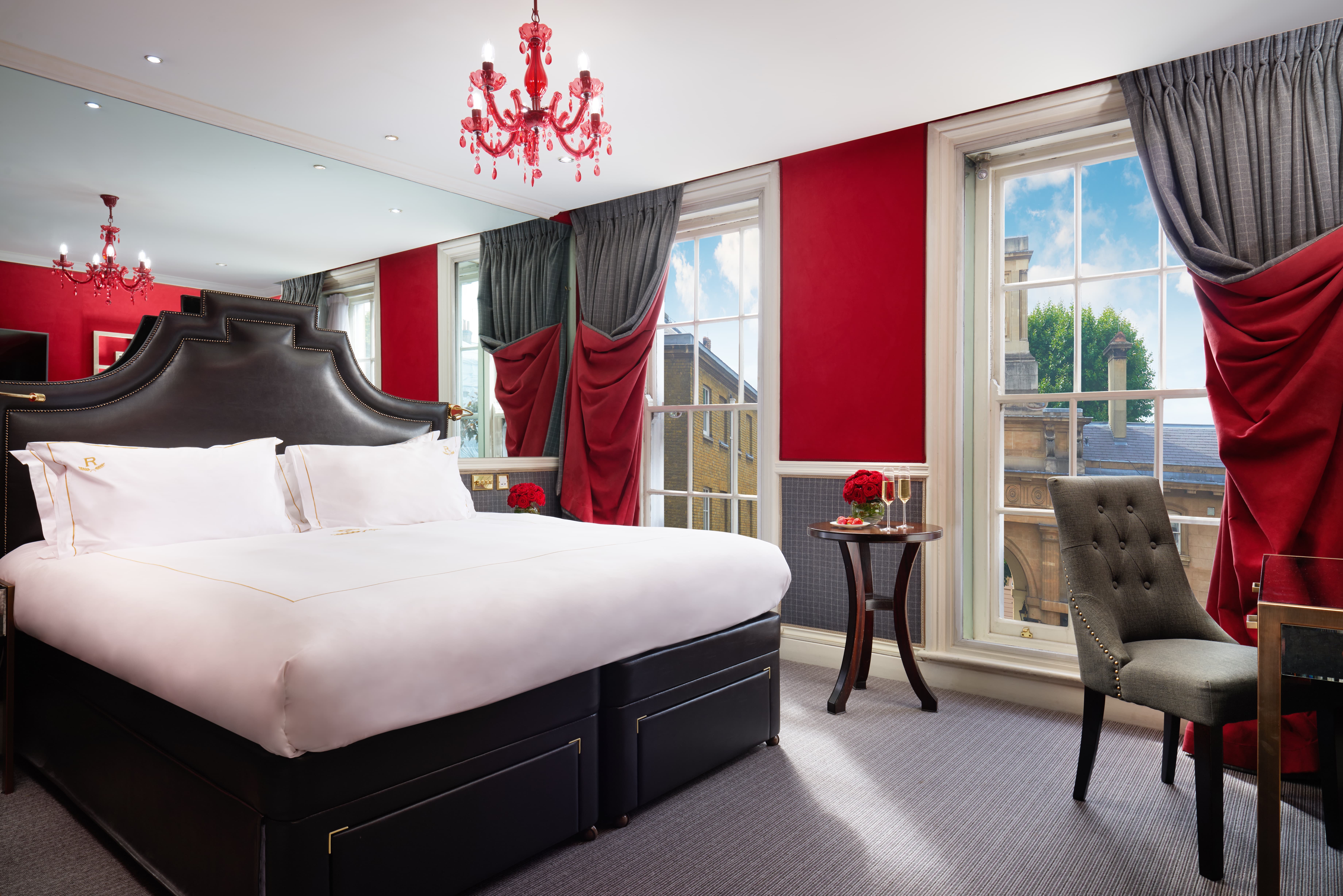 Bed in the Rubens Royal Mew View King Room 