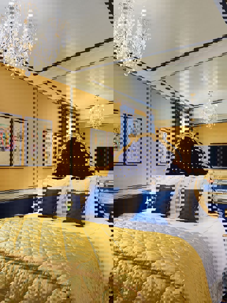 bed in Executive King Room at the Rubens bed in Executive King Room at the Rubens